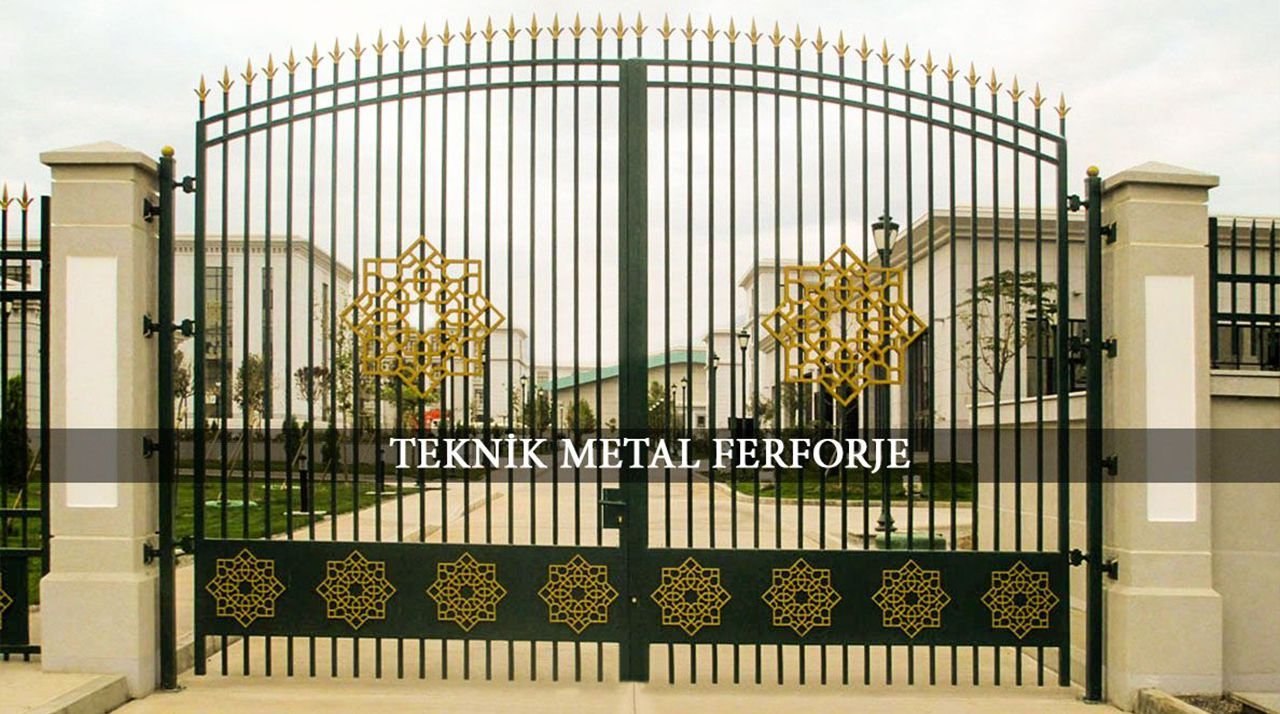 Demir Bahçe Giriş Kapısı